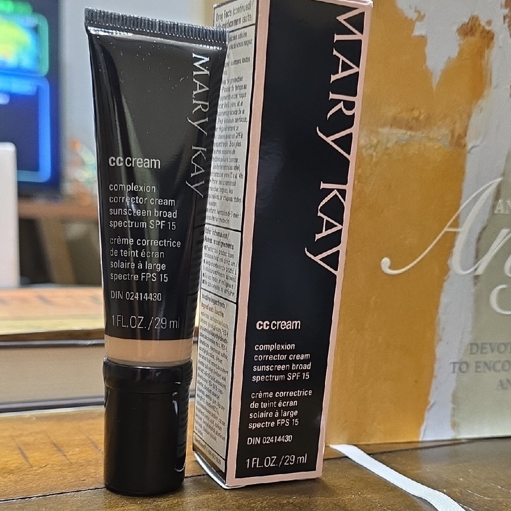 Mary Kay CC Cream SPF 15 - Black and White